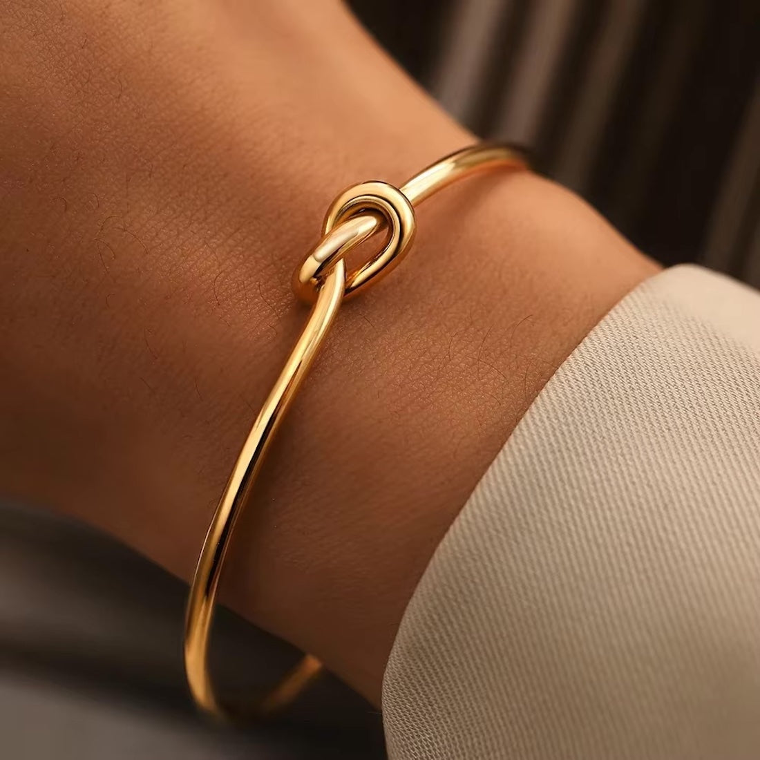 The Advantages of Minimalist Stainless Steel Jewelry: Strength and Hypoallergenicity